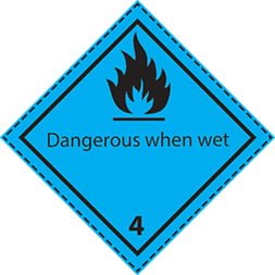 Etiquette de danger 10×10 cm en rouleau, classe 4.3, avec texte DANGEROUS WHEN WET